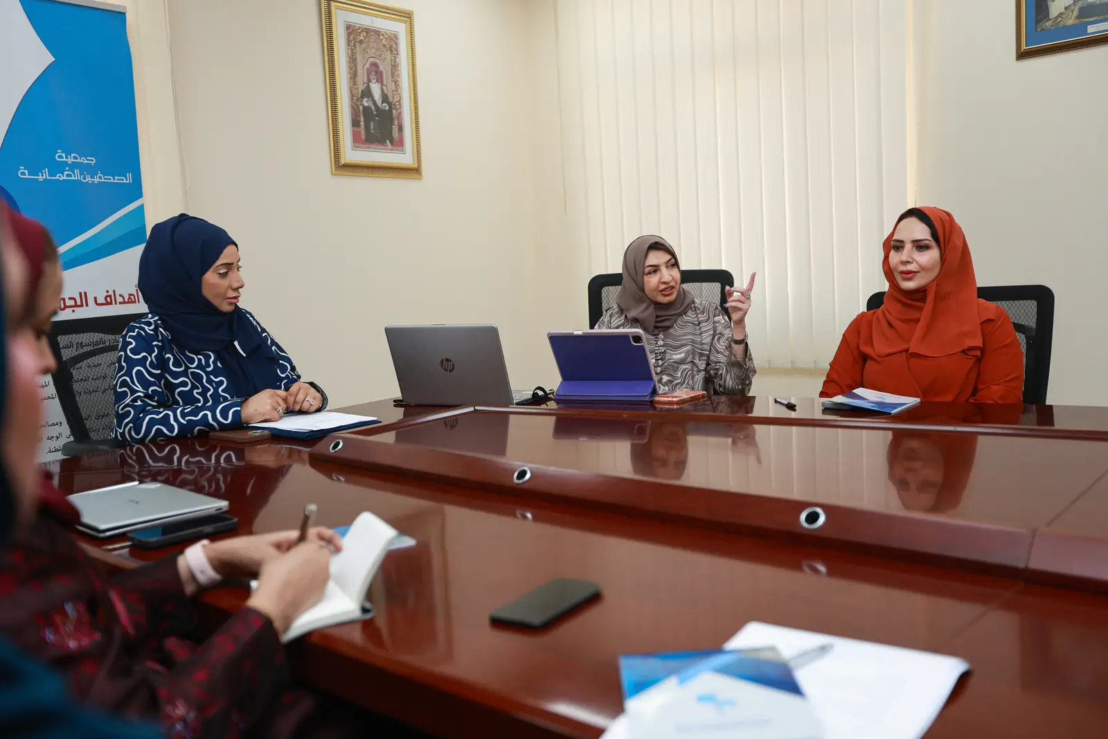نقاش بين قياديات عمانيات حول طاولة اجتماع