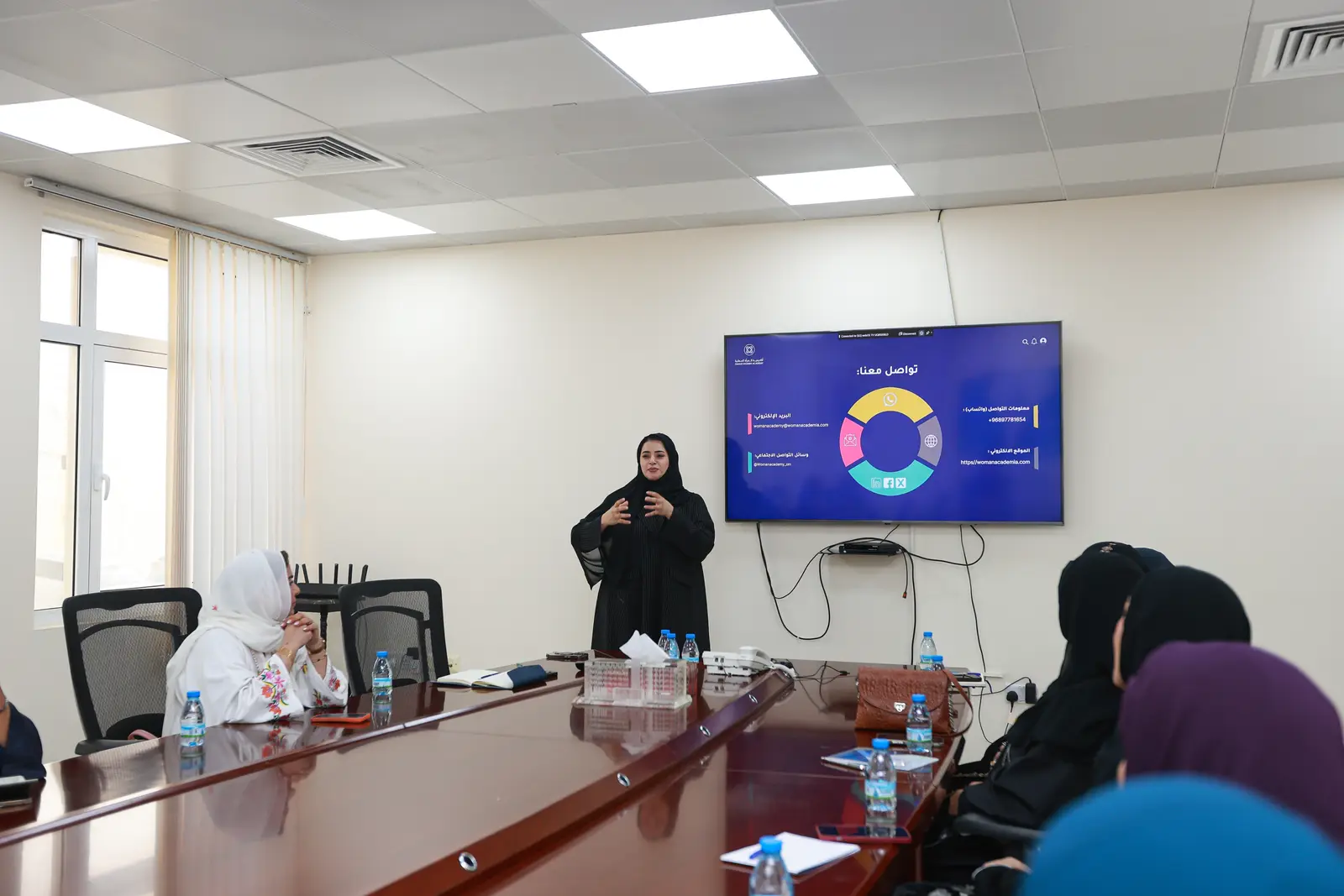 مدرِّبة تقدم عرضًا تدريبيًا أمام مجموعة من المشاركات