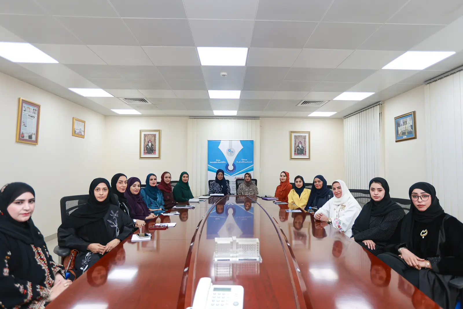 قيادات نسائية عمانية مجتمعات حول طاولة اجتماع وطنية